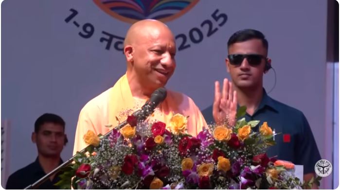 Gorakhpur Book Festival : सीएम योगी की बच्चों से स्मार्टफोन से दूरी बनाएं रखने की अपील, बोले- अच्छी पुस्तकें होती हैं व्यक्ति की सच्ची साथी