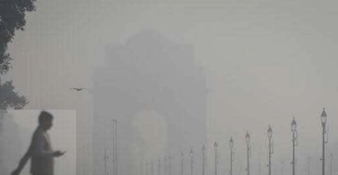 Delhi Pollution: दिल्ली में प्रदूषण से घुटने लगा दम, कई इलाकों में AQI 400 पार