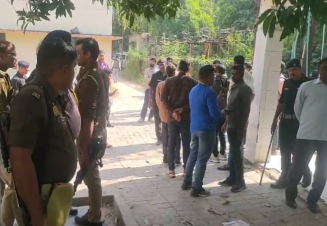 गोंडा मेडिकल कॉलेज के मोर्चरी में रखे शव की आंखें गायब, आक्रोशित परिजनों ने जमकर किया हंगामा