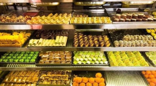 खुशियों के मौके पर छप्पन भोग, नीलकंठ, राधेलाल समेत कई दुकानें परोस रहीं खराब गुणवत्ता वाली मिठाइयां, आखिर क्यों नहीं हो रही इन पर बड़ी कार्रवाई?