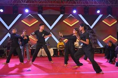 कल्पना पटवारी के सुरों ने बांधा समां, महराजगंज महोत्सव की आखिरी शाम रही यादगार