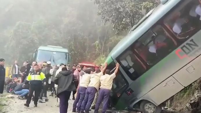Peru Bus Accident : पेरू में दुर्घटना के बाद बस गिरी खाई में ,  37 यात्रियों की दर्दनाक मौत