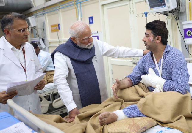 एयरपोर्ट से सीधे LNJP अस्पताल पहुंचे PM मोदी, दिल्ली कार ब्लास्ट के घायलों से की मुलाकात