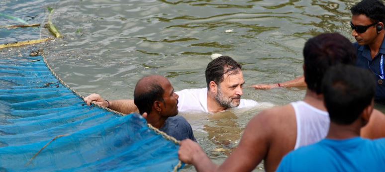 Video: तालाब में उतरे राहुल गांधी, तैराकी करने के बाद पकड़ी मछली, देखिए फोटों और वीडियो