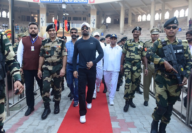 बीएसएफ की मोटरसाइकिल रैली में शामिल हुए अभिनेता सुनील शेट्टी, कहा- मुझे बॉर्डर फिल्म की वजह से जानते है लोग