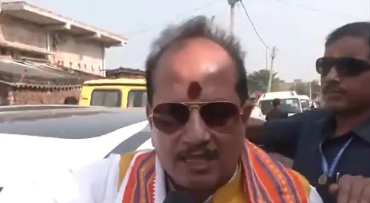 Bihar Elections 2025: विजय सिन्हा के काफिले को घेरा, फेंकी गईं चप्पलें, भड़के डिप्टी सीएम बोले-इनकी छाती पर चलेगा बुलडोजर