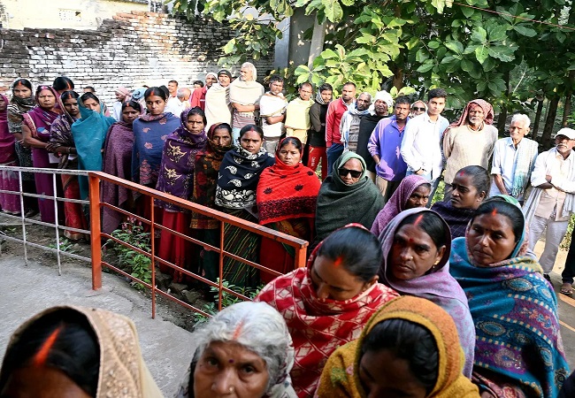 बिहार विधानसभा चुनाव: लोगों ने की बंपर वोटिंग, पहले चरण का रिकार्ड टूटा, शाम पांच बजे तक 67.14 प्रतिशत हुआ मतदान
