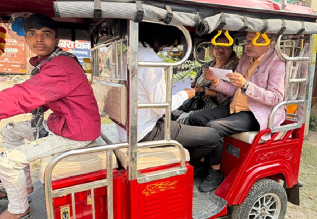 बिहार में कांग्रेस प्रदेश अध्यक्ष राजेश राम ई-रिक्शा से पहुंचे वोट डालने