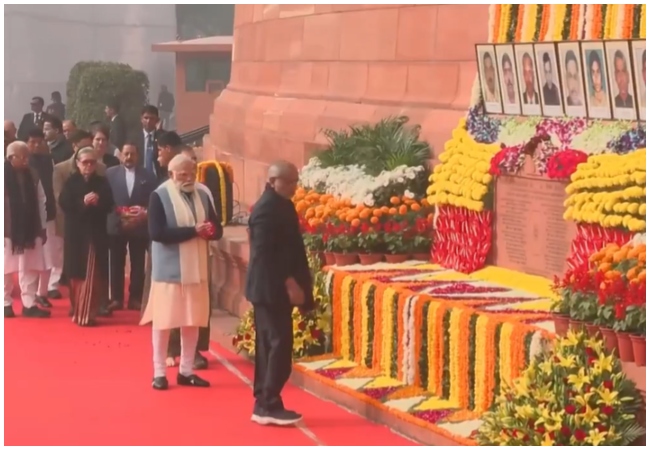 2001 Parliament Attack: पीएम मोदी, राहुल गांधी समेत तमाम नेताओं ने संसद हमले के शहीदों को दी श्रद्धांजलि