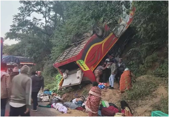 Alluri Bus Accident: आंध्र-प्रदेश में श्रद्धालुओं को लेकर जा रही बस खाई में गिरी, 9 लोगों की मौत; राष्ट्रपति ने जताया दुख