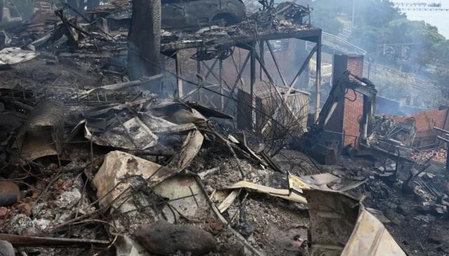 Australia forest fires : ऑस्ट्रेलिया में जंगलों में लगी भयावह आग , अब तक 40 घर तबाह; एक फायर फाइटर की गई जान