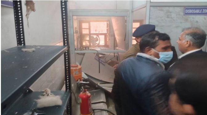 UP News : मेडिकल कॉलेज में तेज धमाके के साथ फटी ऑटोक्लेव मशीन, ऑपरेशन थिएटर हुआ धुआं-धुआं, जांच टीम गठित