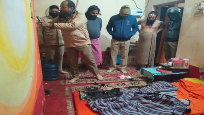 Ayodhya News : हनुमानगढ़ी में संत को जिंदा जलाने की कोशिश, आश्रम में खिड़की काटकर लगाई आग, जांच में जुटी पुलिस