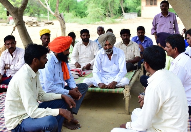 यूपी के इस जिले में लड़के-लड़कियों के लिए स्मार्टफोन बैन; हाफ-पैंट पहनने पर भी रोक