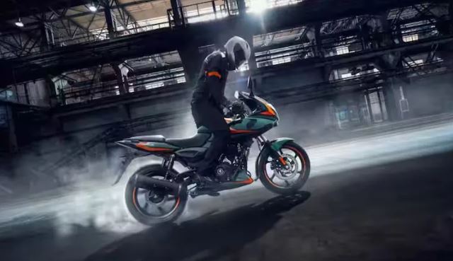 Bajaj Pulsar 220F :  नए अवतार में आई बजाज पल्सर 220F , जानें फीचर्स और पावर  