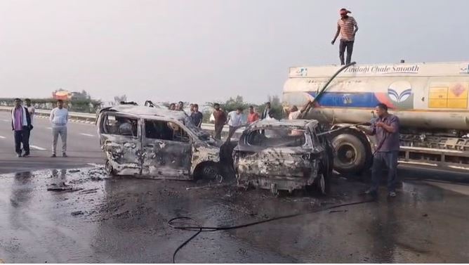 Barabanki Tragic Accident : पूर्वांचल एक्सप्रेस वे पर दो कारों में टक्कर के बाद लगी आग, पांच लोगों की मौके पर ही मौत