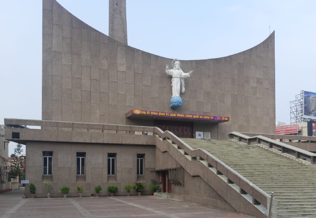 ईसाई समुदाय क्रिसमस मनाने की तैयारी में जुटा, यह उत्सव हर्षित और भक्तिमय हो