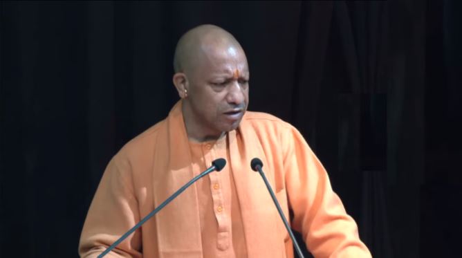 सीएम योगी, बोले- बेहतर पुलिसिंग के लिए जनता से संवाद करें, जनप्रतिनिधियों के फोन उठाएं अफसर