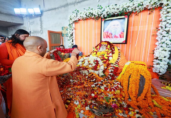 हिंदू धाम आश्रम पहुंच सीएम योगी ने डॉ. रामविलास वेदांती महाराज को दी श्रद्धांजलि, बोले- उनका संपूर्ण जीवन रामकाज को रहा समर्पित