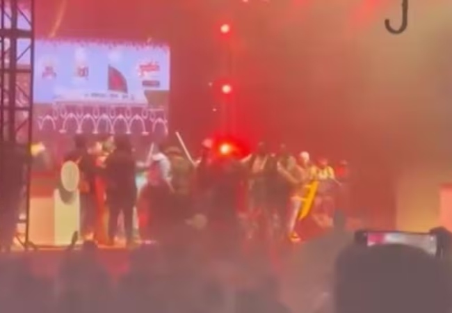 Video: बांग्लादेश में कट्टरपंथियों ने फिर किया बवाल, रॉक स्टार जेम्स के कॉन्सर्ट में उपद्रवी भीड़ ने चलाये ईंट-पत्थर
