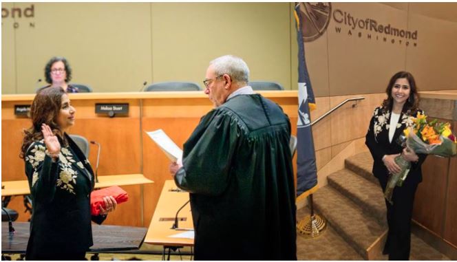 लखनऊ की बेटी ने अमेरिका में रचा इतिहास : वॉशिंगटन के रेडमंड शहर की काउंसलर मेनका सोनी ने गीता हाथ में लेकर ली शपथ