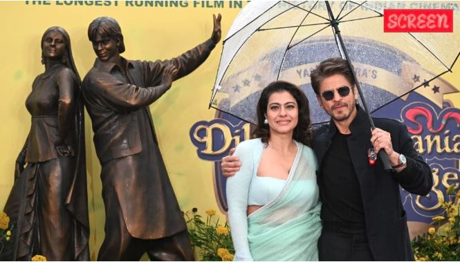 DDLJ Statue London : लंदन के लेस्टर स्क्वायर में राज और सिमरन की ब्रॉन्ज मूर्ति का अनावरण,ऐसा था शाहरुख खान और काजोल का रिएक्शन