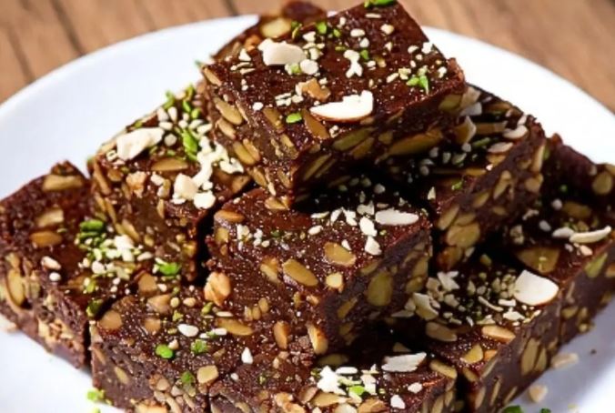 Date Burfi Recipe : सर्दियों में खजूर बर्फी खाने के हैं कई फायदे ; खूब मिलेगी ताकत