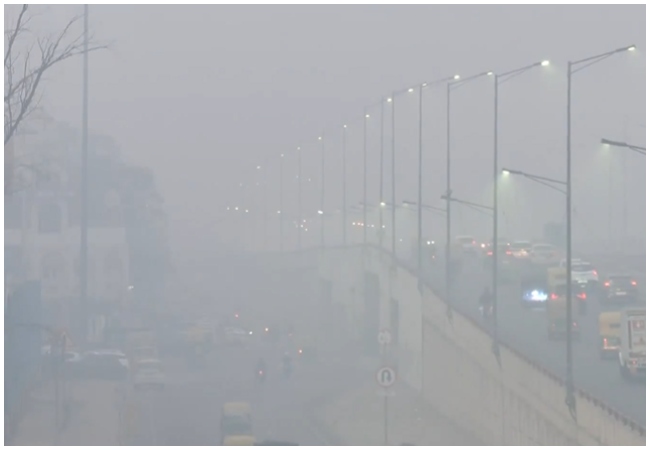 Delhi Air Pollution: दिल्ली में फिर बिगड़ने लगे हालात, AQI 400 के पार पहुंचा