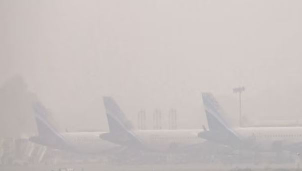 Dense fog flight cancellations : उड़ानों पर घने कोहरे का असर,दिल्ली एयरपोर्ट से 22 फ्लाइट्स कैंसिल