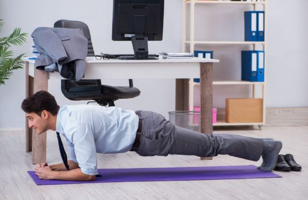 Desk job healthy habits : डेस्क जॉब वाले अपनाएं ये हेल्दी आदतें , स्ट्रेस और बीमारियों से रहें दूर