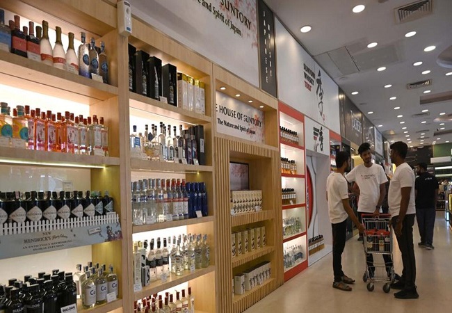 शराब पीने वालों के लिए बढ़ी मुश्किले, आबकारी विभाग ने तैयार किया नया प्रस्ताव, जाने कितनी महंगी हुई अंग्रेजी शराब