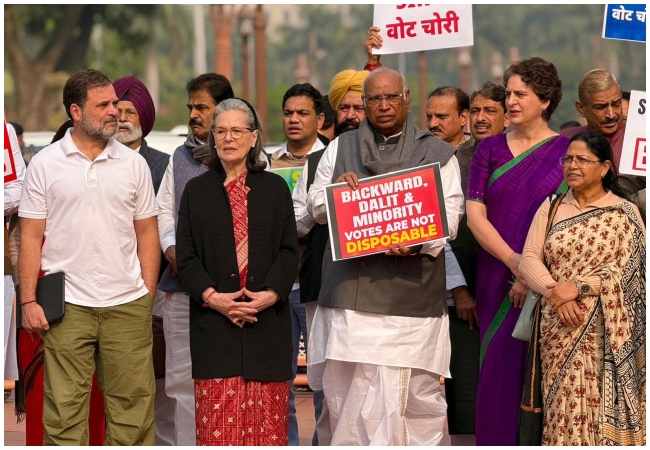 SIR पर गतिरोध खत्म, अब विपक्ष ने उठाया ‘लेबर कोड’ का मुद्दा; संसद में विरोध प्रदर्शन