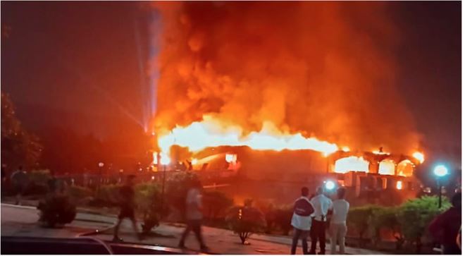 Goa NightClub Fire : गोवा नाइटक्लब में लगी आग से 25 की मौत, अवैध निर्माण की शिकायत के बाद भी संचालित हो रहा था नाइटक्लब, अग्निकांड के कई अनसुलझे सवाल