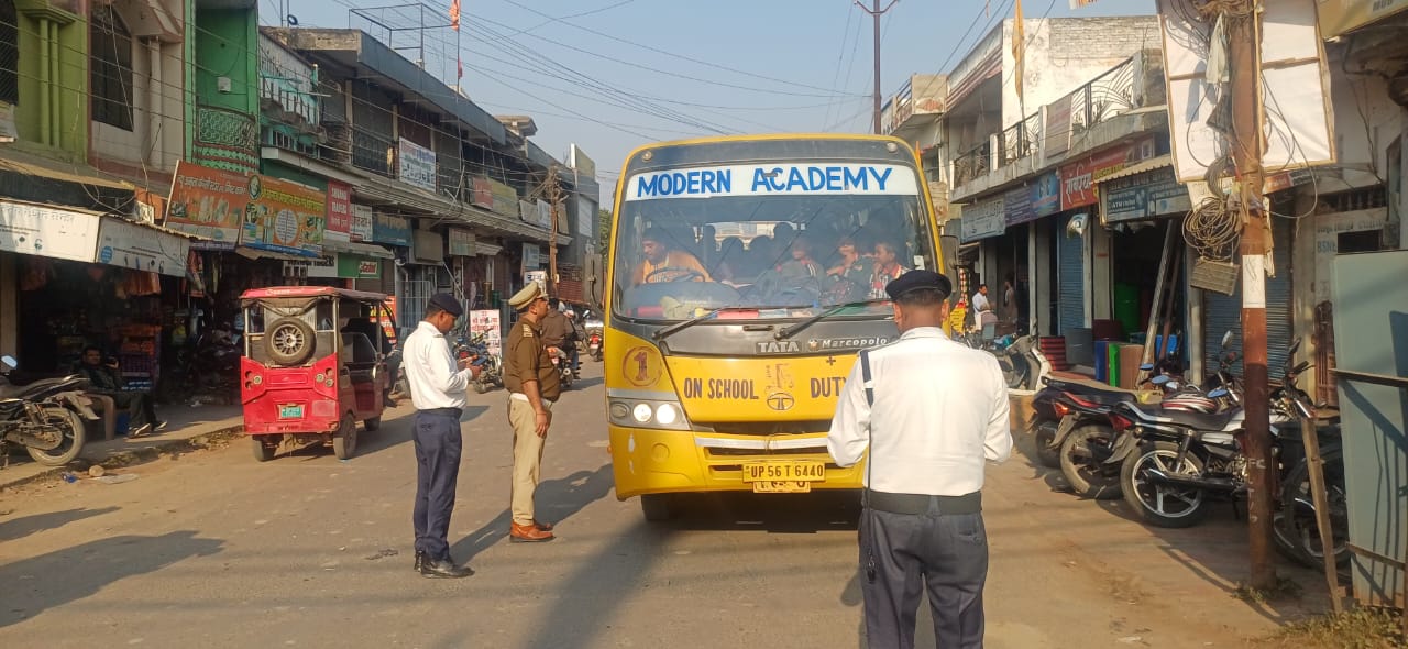 स्कूली बच्चों की सुरक्षा पर सख्ती—नौतनवा में पूरे दिन चला बसों का सघन चेकिंग अभियान