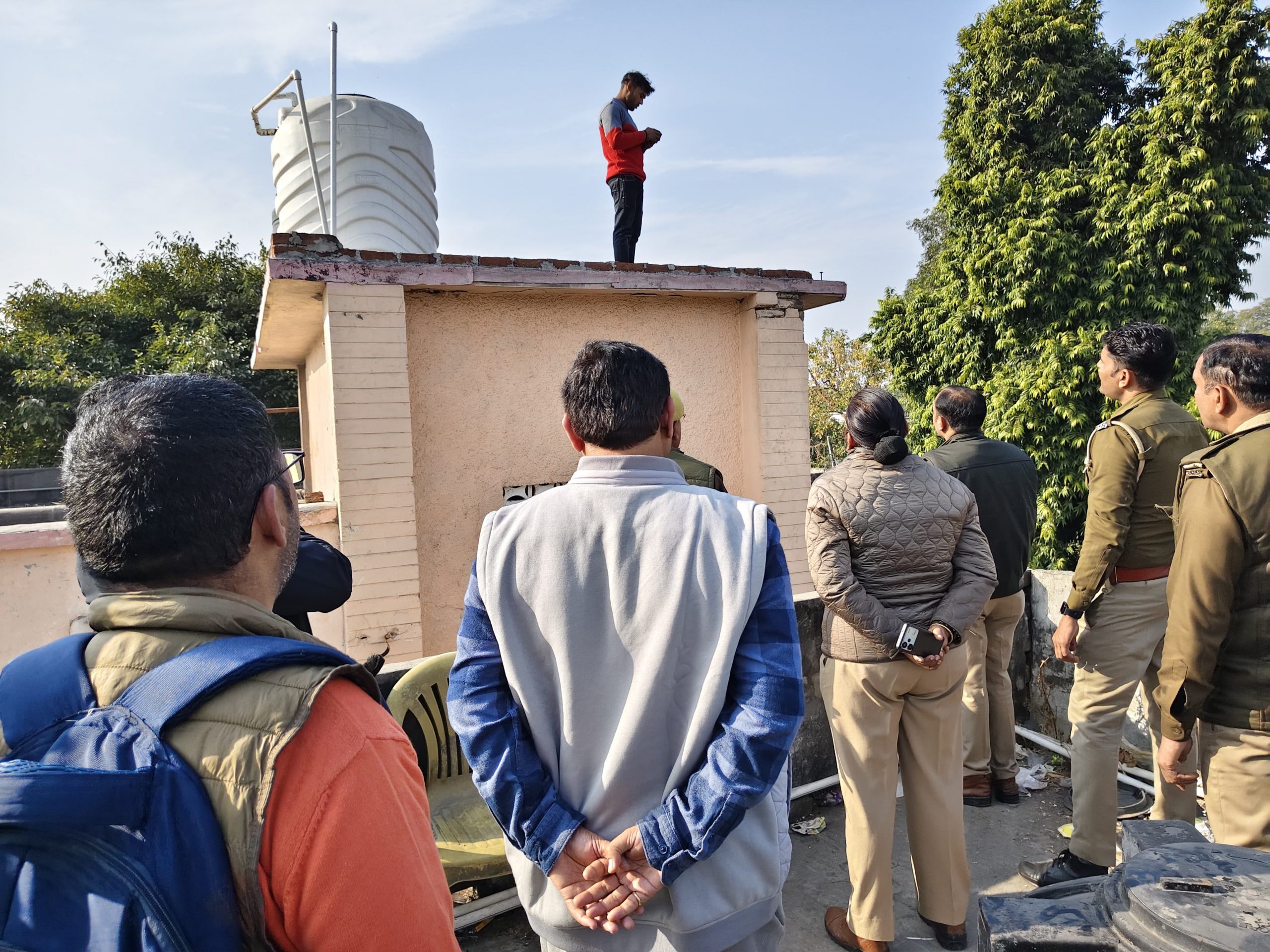 श्रम प्रवर्तन अधिकारी द्वारा घूसखोरी का मामला सामने आया, पैसे ना देने पर आवेदन निरस्त करने का आरोप, आत्महत्या करने मजदूर विभाग की बिल्डिंग चढ़ गया