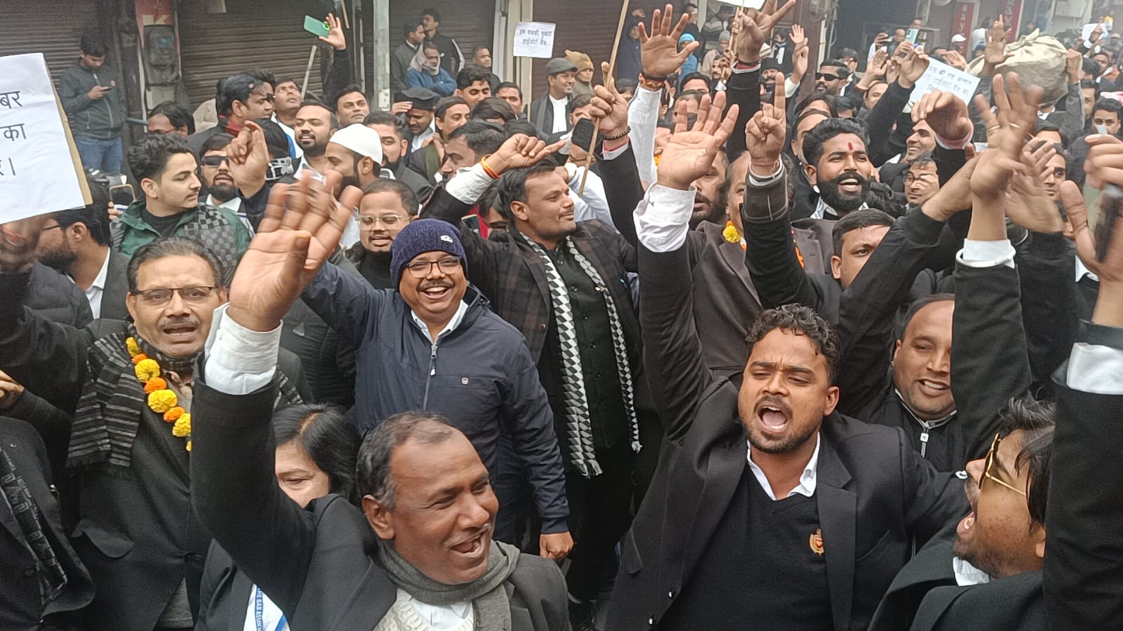 हाई कोर्ट बैंच की मांग कर रहे हैं, न्याय की मांग कर रहे हैं, सरकार को न्याय देना चाहिए, हाई कोर्ट बैंच मांग को लेकर अधिवक्ताओं ने निकाला मार्च