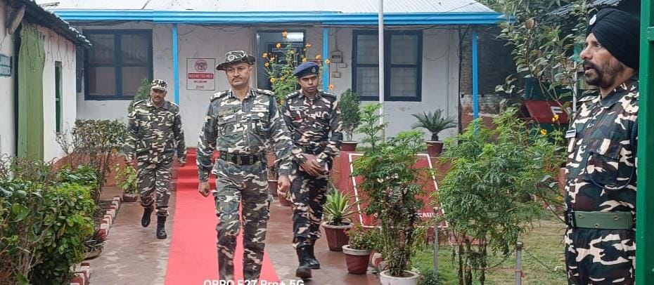 सोनौली बॉर्डर पर सुरक्षा का जायजा: डीआईजी ने जवानों व ग्रामीणों से किया संवाद