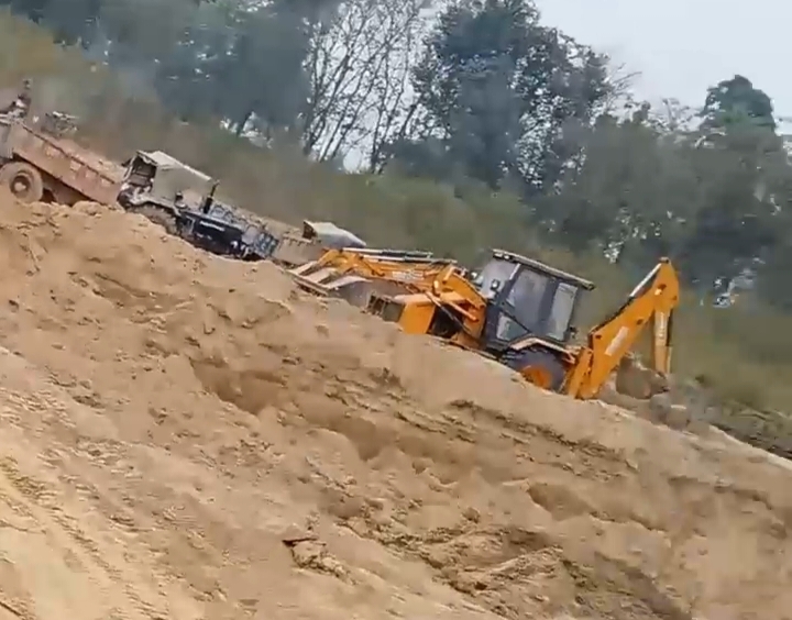 पर्दाफाश की खबर का असर: अवैध खनन पर सोनौली पुलिस की बड़ी कार्रवाई, दो ट्रैक्टर-ट्रॉली और जेसीबी जब्त