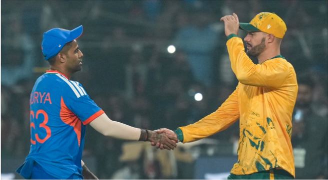 IND vs SA Live : चौथे टी20 मैच से शुभमन गिल चोट के कारण आउट, घने कोहरे की वजह से टॉस में देरी, 6:50 बजे अंपायर निरीक्षण करेंगे
