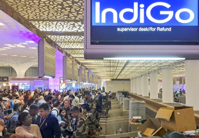 Indigo Crisis : इंडिगो की 220 से ज्यादा उड़ानें रविवार को भी रद्द, सरकार बोली- रात 8 बजे तक पैसा रिफंड करें