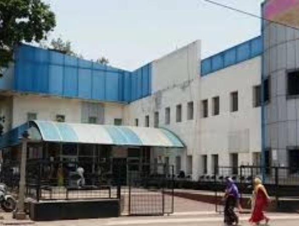 Kanpur Hallet Hospital : जूनियर डॉक्टर समेत दो स्वास्थ्यकर्मियों पर गिरी गाज, शासन ने तीन दिन में मांगी विस्तृत जांच रिपोर्ट