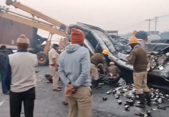 Karnataka Accident: कंटेनर लॉरी से टक्कर के बाद स्लीपर बस में लगी आग, जलकर कम से कम 9 लोगों की मौत, कई की हालत नाजुक