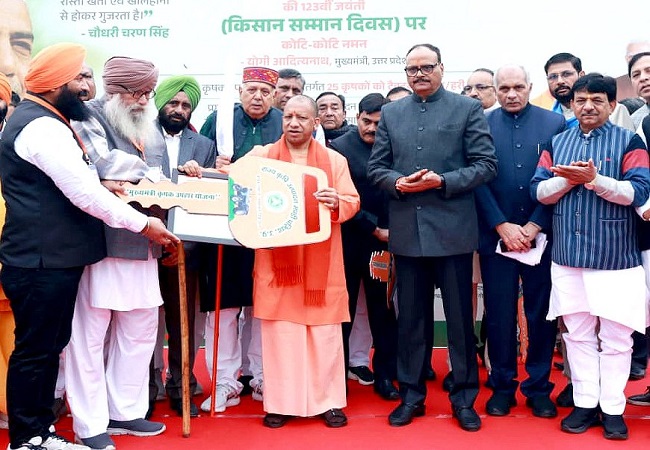 Kisan Samman Diwas : सीएम योगी ने पांच किसानों को सौंपी ट्रैक्टर की चाबी, झंडी दिखाकर 25 ट्रैक्टरों को किया रवाना