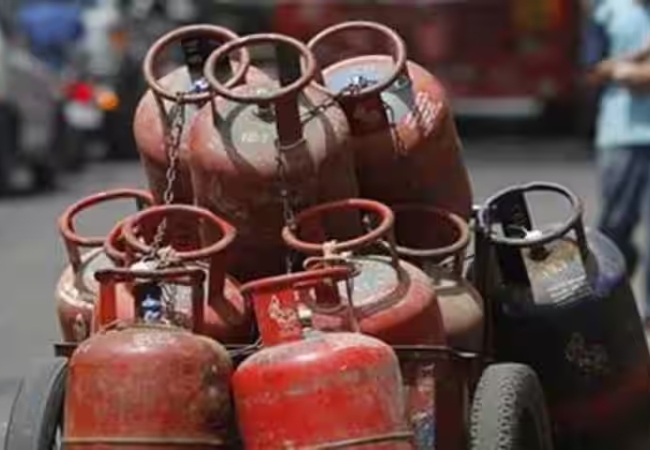 LPG Latest Price: 19 किलोग्राम वाले कमर्शियल गैस सिलेंडर के दाम घटे, 1 दिसंबर से नई कीमतें लागू