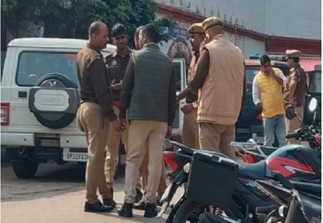 पूर्व IPS अमिताभ ठाकुर को देवरिया लेकर पहुंची लखनऊ पुलिस, कोतवाली छावनी में तब्दील, मीडिया की नो एंट्री