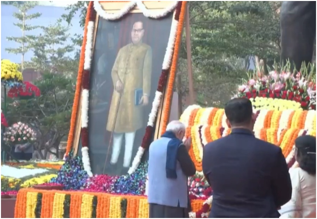 Mahaparinirvan Diwas: पीएम मोदी, राहुल गांधी समेत तमाम नेताओं ने डॉ. अंबेडकर को उनकी पुण्यतिथि पर अर्पित की पुष्पांजलि