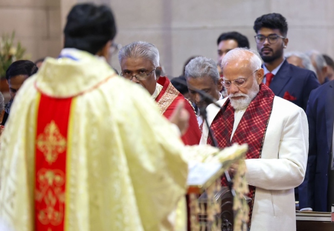 Merry Christmas: पीएम मोदी दिल्ली के कैथेड्रल चर्च ऑफ द रिडेम्पशन की प्रार्थना सभा में हुए शामिल