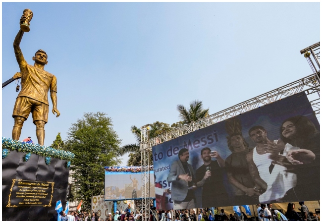 Messi G.O.A.T. India Tour: मेसी ने कोलकाता में अपनी 70 फुट ऊंची मूर्ति का किया उद्घाटन, एक्टर शाहरुख खान भी रहे मौजूद