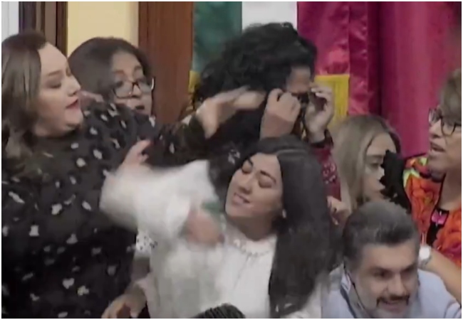 Video: महिला विधायकों ने एक-दूसरे के बाल नोचे और मारपीट की, लाइव टेलीकास्ट होती रही विधानसभा की कार्यवाही