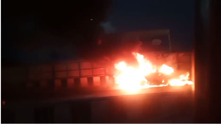 लखनऊ में पॉलीटेक्निक से लोहियापथ के बीच धूं-धूकर जली कार, मची अफरा-तफरी